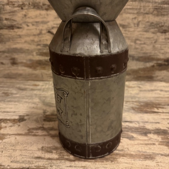 Metal Flower Market Vase Vintage Style - Picture 3 of 5